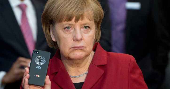 5mar2013---a-chanceler-alema-angela-merkel-apresenta-celular-a-prova-de-grampo-durante-exposicao-da-industria-de-computacao-em-hannover-alemanha-1382557137940_956x500